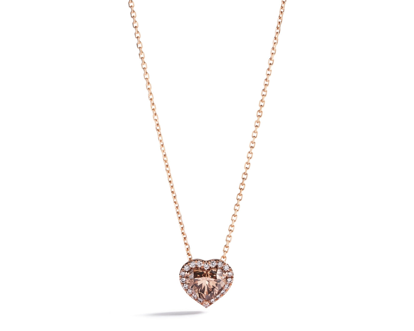 Diamantvedhæng i 18 kt. rosaguld prydet med en 1,02 ct. hjertesleben champagne C5/VS1 diamant omkranset af 20 Top Wesselton/VVS-VS brillanter, i alt 0,09 ct.

Kæden måler 42-45 cm.
