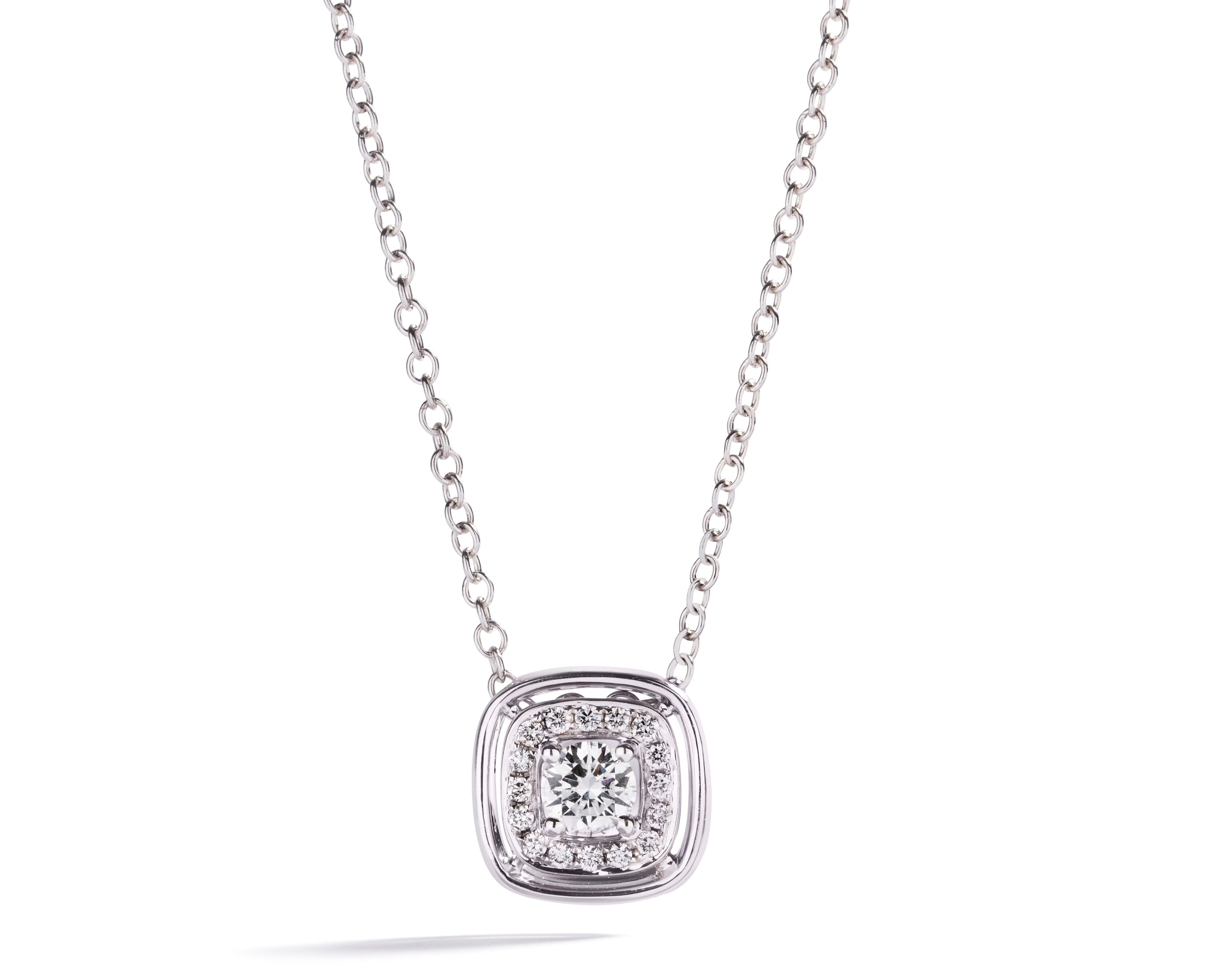 Diamantvedhæng i 18 kt. hvidguld prydet med en 0,23 ct. rund Top Wesselton/VS brillant omkranset af 16 Top Wesselton/VVS-VS brillanter, i alt 0,08 ct.

Kæden måler 42-45 cm.