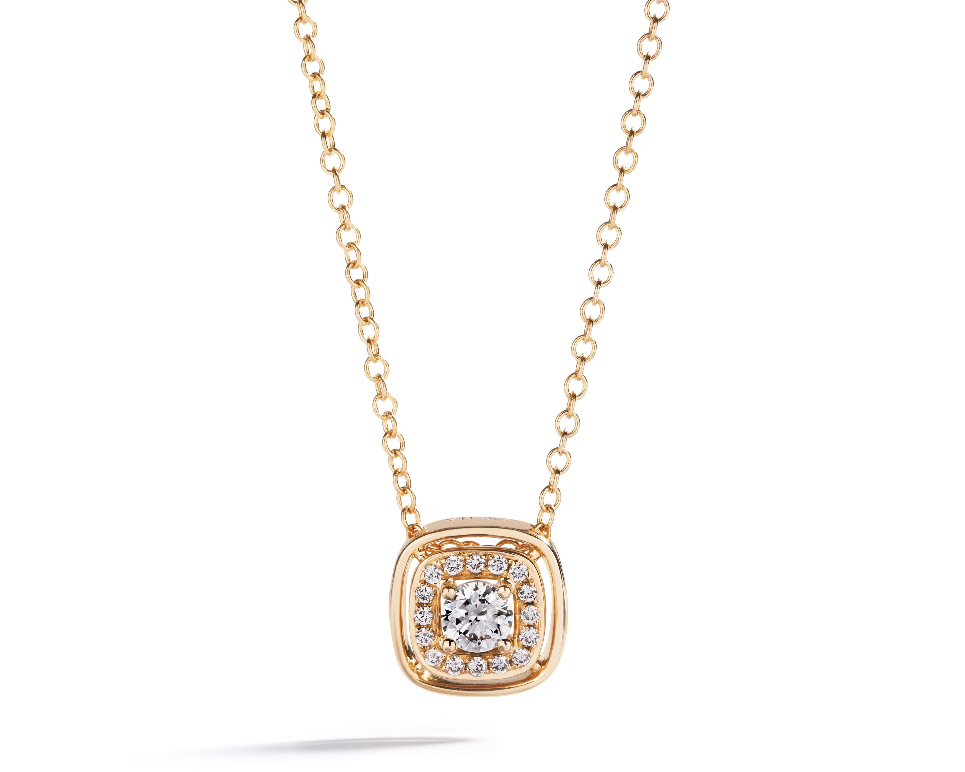 Diamantvedhæng i 18 kt. gulguld prydet med en 0,23 ct. rund Top Wesselton/VS brillant omkranset af 16 Top Wesselton/VVS-VS diamanter, i alt 0,08 ct.

Kæden måler 42-45 cm.