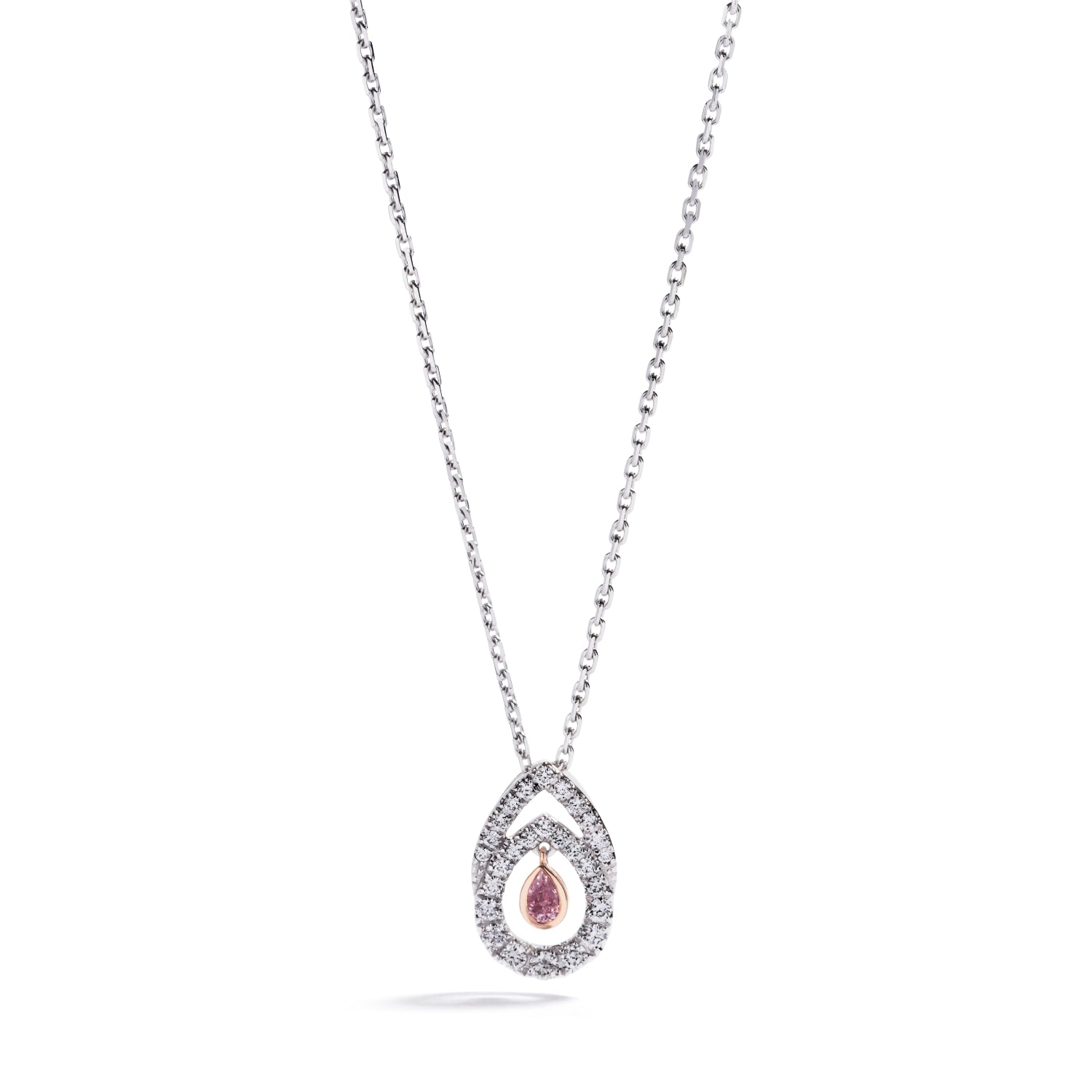 Vedhæng i 18 kt. hvidguld prydet med en 0,05 ct. dråbesleben Natural Fancy Pink/SI diamant omkranset af 27 Top Wesselton/VVS-VS brillanter, i alt 0,17 ct.