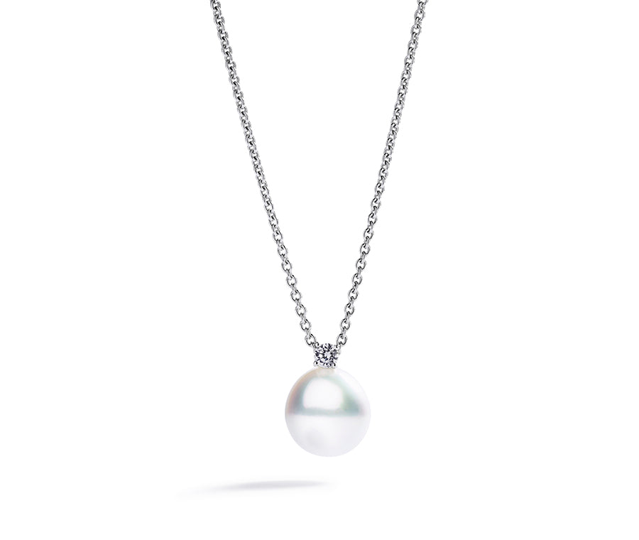 Vedhæng i 18 kt. hvidguld prydet med en hvid South Sea kulturperle (11 mm) samt en 0,17 ct. Top Wesselton/VSS brillant.  Kæden er inkl. i prisen og måler 42-45 cm.