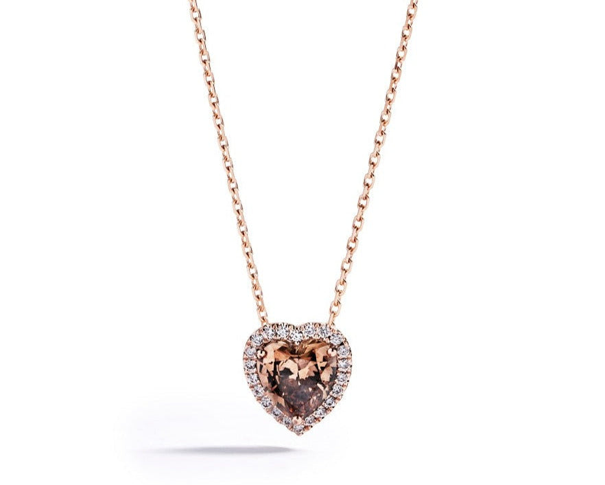 Rosetvedhæng i 18 kt. rosaguld prydet med en 1,02 ct. hjertesleben champagne C5/VS1 diamant omkranset af 22 Top Wesselton/VVS-VS brillanter, i alt 0,10 ct.                                                                        Kæden måler 43-45 cm. Kæden er inkl. i prisen.