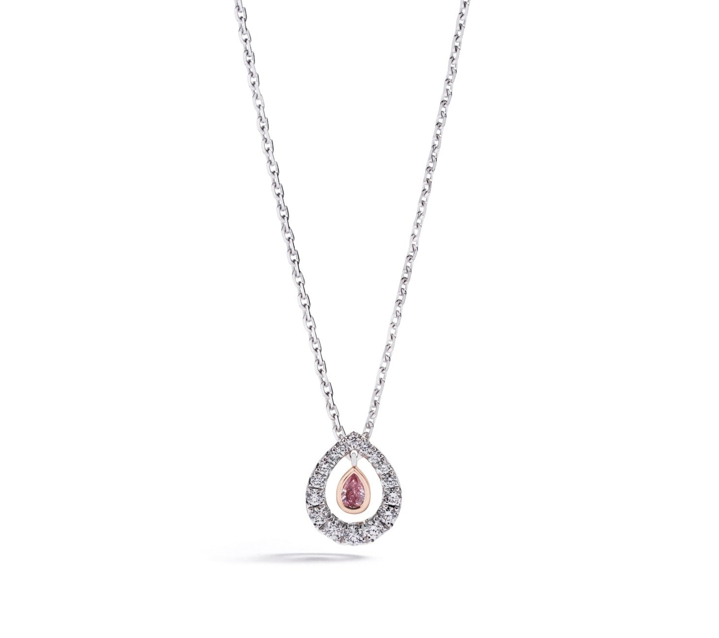 Diamantvedhæng i 18 kt. hvidguld og 18 kt. rosaguld prydet med en 0,05 ct. dråbesleben Natural Fancy Intense Purplish Pink/P diamant omkranset af 16 Top Wesselton/VVS-VS brillanter, i alt 0,12 ct. brillanter. Kæden måler 42-45 cm.