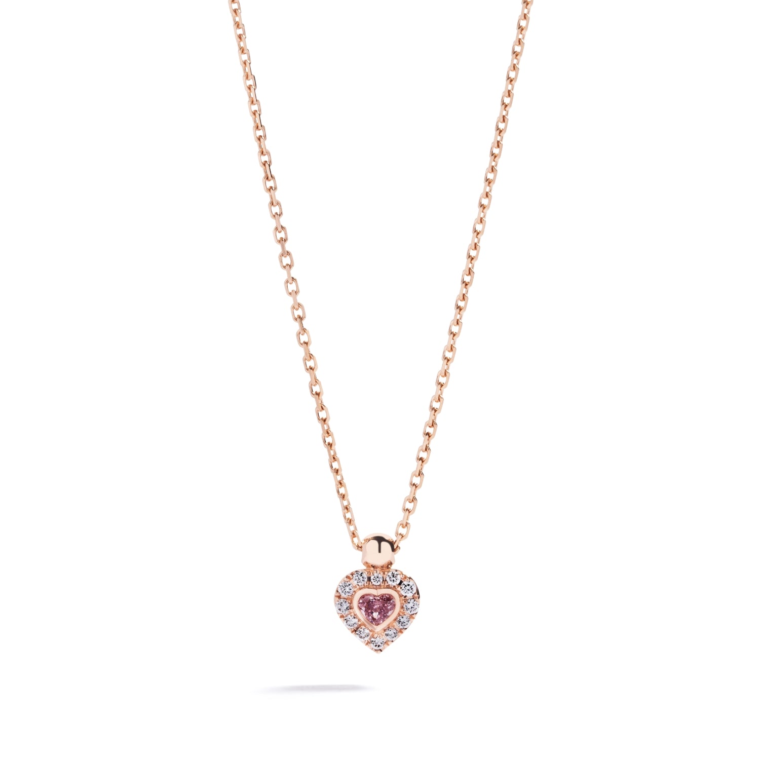 Diamantvedhæng i 18 kt. rosaguld prydet med en 0,05 ct. hjertesleben Natural Fancy Pink/VS diamant omkranset af 12 Top Wesselton/VVS-VS brillanter, i alt 0,08 ct.  Kæden måler 42-45 cm.