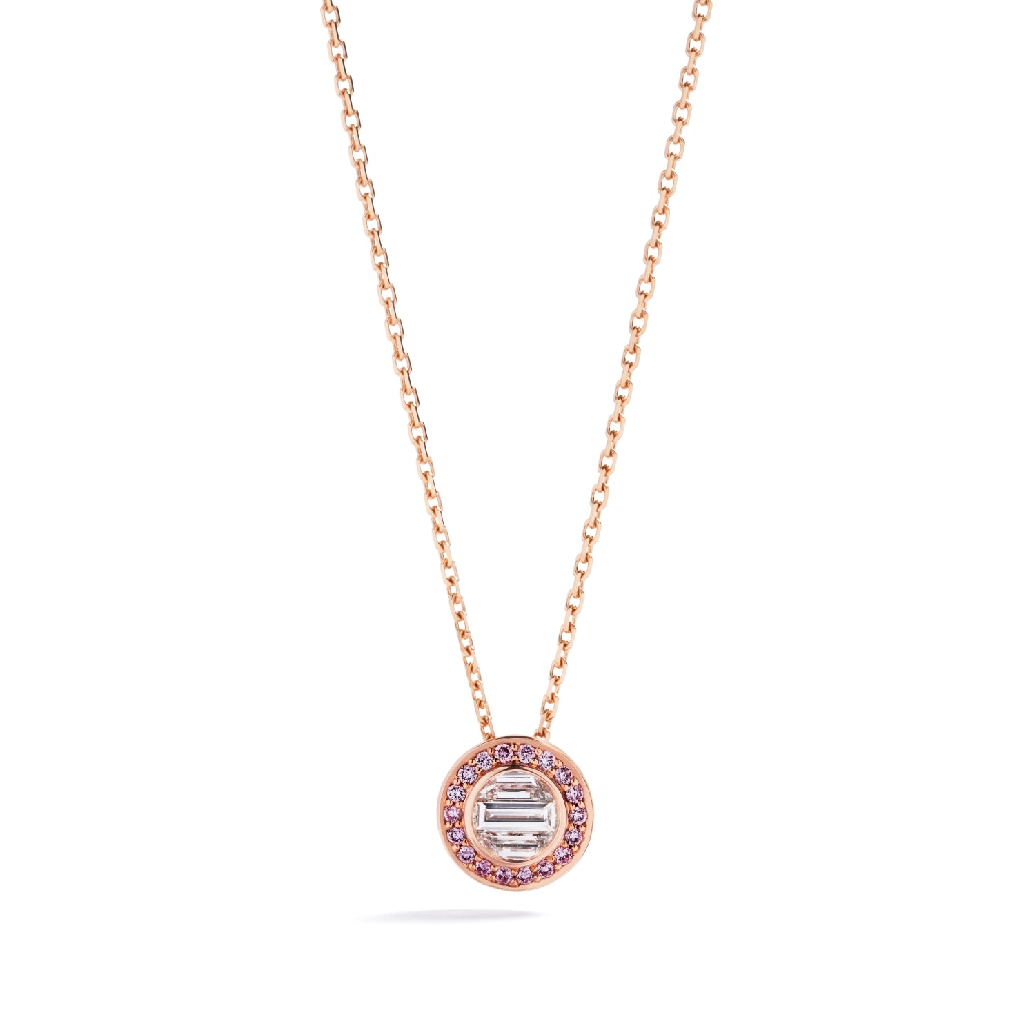 Vedhæng i 18 kt. rosaguld prydet med tre smaragdslebne Top Wesselton/VVS-VS diamanter, i alt 0,17 ct. omkranset af 18 Natural Fancy Intense Pink/SI-P brillanter, i alt 0,07 ct.  Kæden måler: 42-45 cm.