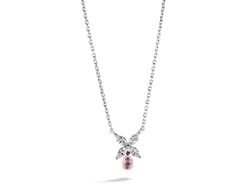 Vedhæng i 18 kt. hvidguld prydet med en 0,08 ct. Natural Fancy Pink dråbesleben diamant flankeret af 4 marquiseslebne Top Wesselton/VVS-VS diamanter, i alt 0,26 ct.  Kæden måler 42-45 cm. Pris er inkl. kæde.