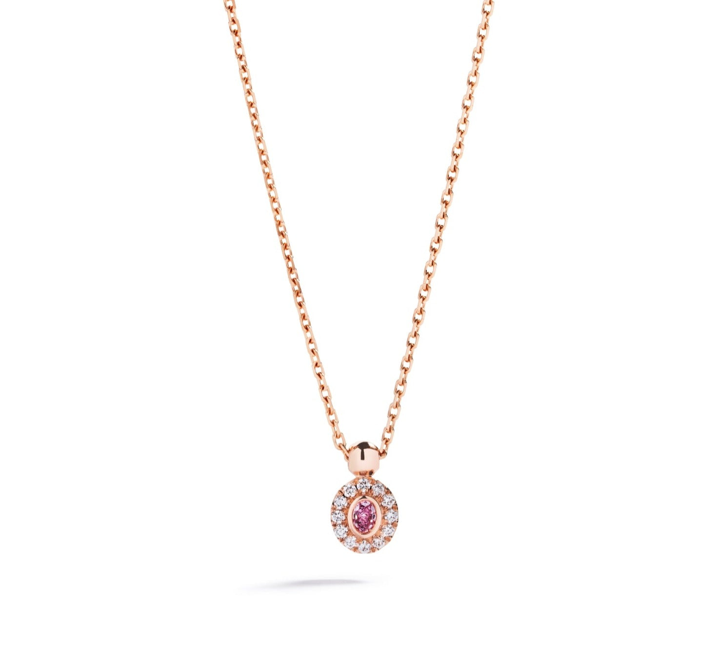 Rosetvedhæng i 18 kt. rosaguld prydet med en 0,045 ct. oval Natural Fancy Pink/SI diamant omkranset af 12 Top Wesselton/VVS-VS brillanter, i alt 0,05 ct.