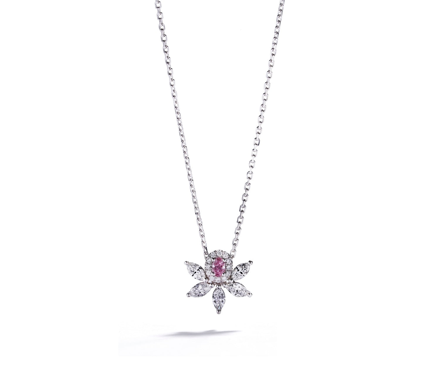 Rosetvedhæng i 18 kt. hvidguld prydet med en 0,08 ct. oval Natural Fancy Pink/VS-SI diamant, omkranset af 12 Top Wesselton/VVS-VS brillanter, i alt 0,04 ct. samt 5 marquiseslebne Top Wesselton/VVS-VS diamanter, i alt 0,34 ct.     Længde: 42-45 cm. Pris er inkl. kæde.