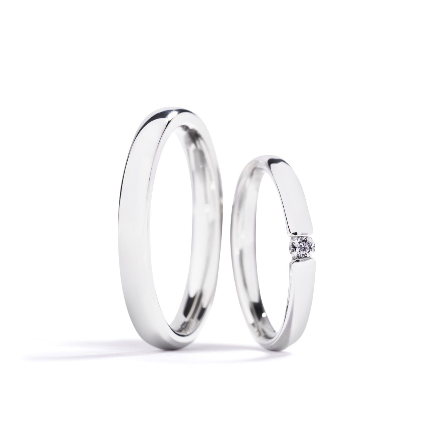 Blankpoleret damering i 18 kt. hvidguld prydet med en 0,05 ct. Top Wesselton/VS brillant. Ringen måler 2,5 mm. Kr. 9.000,-

Blankpoleret herrering i 18 kt. hvidguld 3 mm. Kr. 11.500,-

Pris er for sættet.