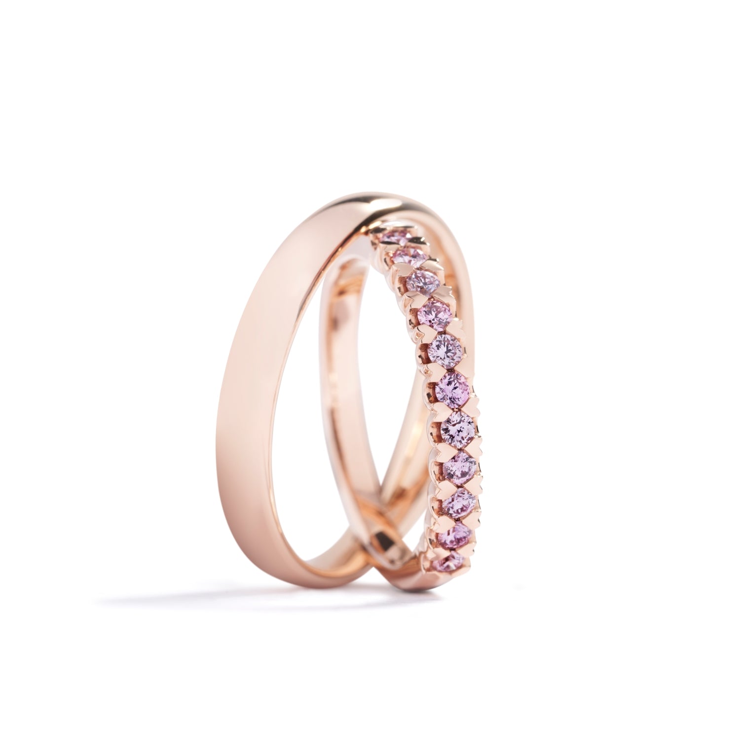 Damering i 18 kt. rosaguld prydet med 11 Natural Fancy Intense Pink/SI-P brillanter, i al 0,32 ct. Kr. 59.500,-

Herrering i 18 kt. rosaguld 3,5 mm. Kr. 9.500,-

Pris er for sættet.