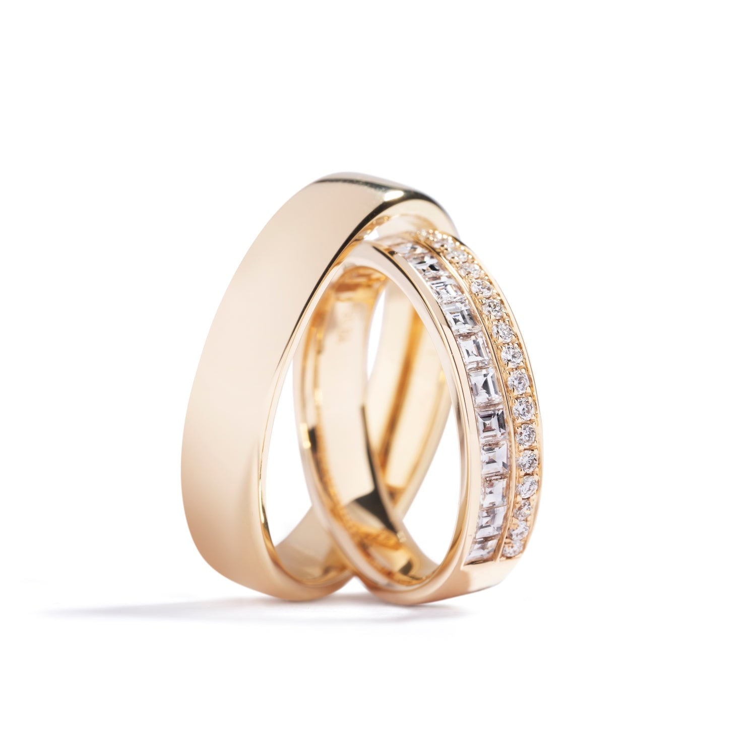 Damering i 18 kt. gulguld prydet med 15 carréslebne Top Wesselton/VVS-VS diamanter, i alt 0,66 ct. flankeret af 21 Top Wesselton/VVS-VS brillanter, i alt 0,18 ct. Kr. 24.500,- Herrering i 18 kt. gulguld 5 mm. Kr. 13.500,- Pris er for sættet.