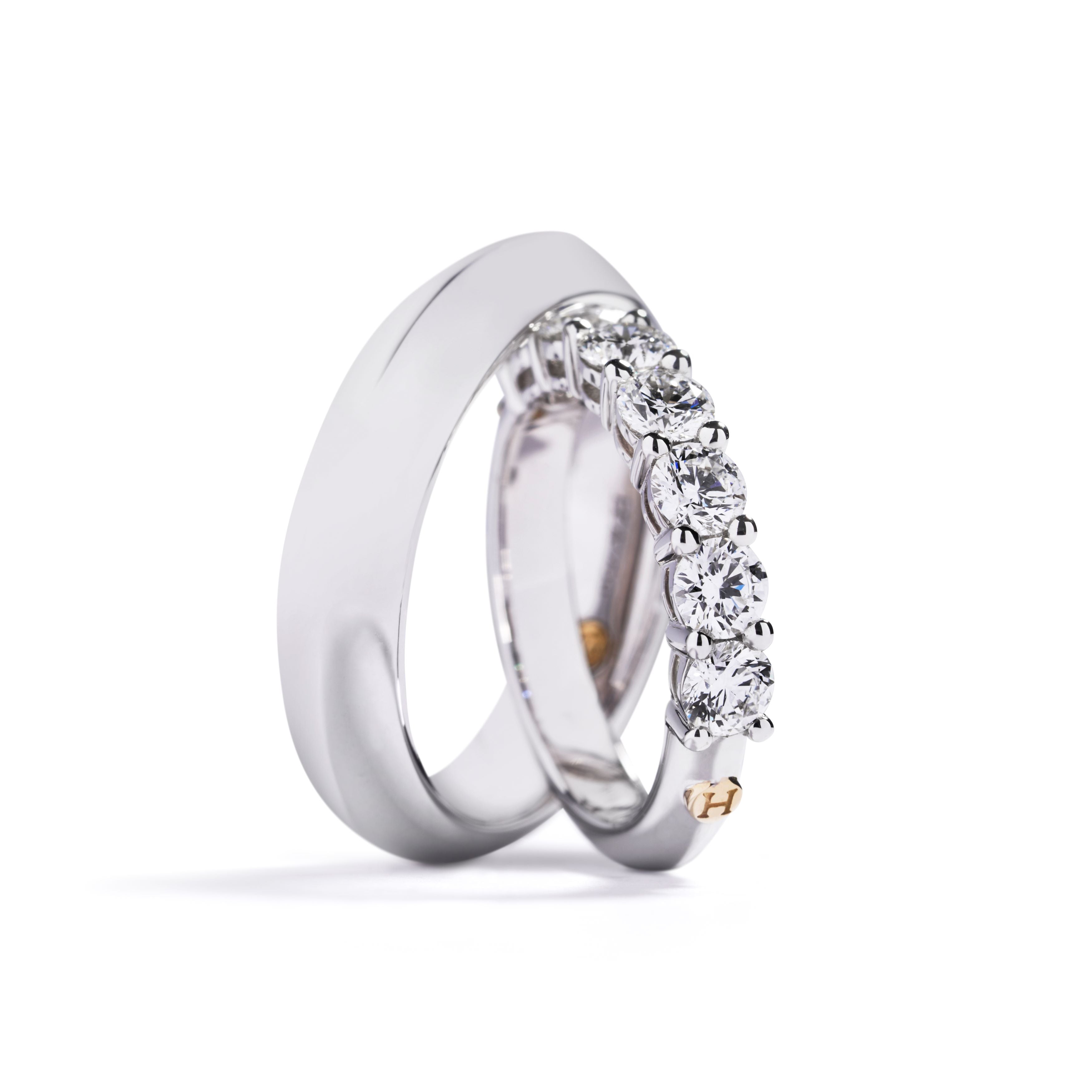Hartmann’s Signatur rækkering i 18 kt. hvidguld med 7 brillanter, i alt 1,40 ct. River/VS. Kr. 59.500,-&nbsp; &nbsp; &nbsp; &nbsp; &nbsp; &nbsp; &nbsp; &nbsp; &nbsp; &nbsp; &nbsp; &nbsp; &nbsp; &nbsp; &nbsp; &nbsp; &nbsp; &nbsp; &nbsp; &nbsp; &nbsp; &nbsp; &nbsp; &nbsp; &nbsp; &nbsp; &nbsp; &nbsp; &nbsp; &nbsp; &nbsp; &nbsp; &nbsp; &nbsp; &nbsp; &nbsp; &nbsp; &nbsp; &nbsp; &nHerrering i 18 kt. hvidguld 5,5 mm kr. 21.500,-