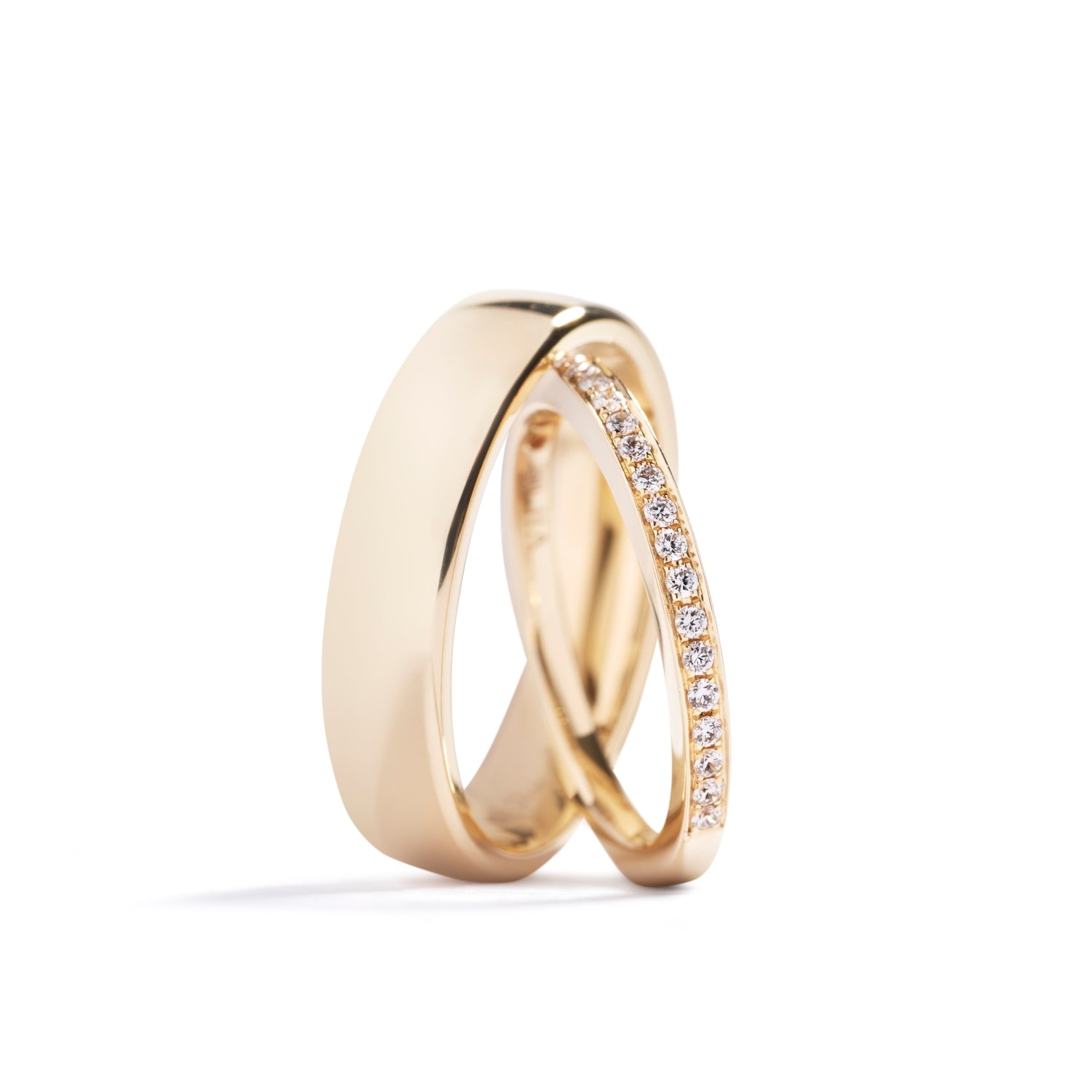 Damering i 18 kt. gulguld prydet med 22 Top Wesselton/VVS-VS
brillanter, i alt 0,16 ct. Kr. 7.900,-
Herrering i 18 kt. gulguld 5 mm. Kr. 15.500,-

Pris er for sættet.
