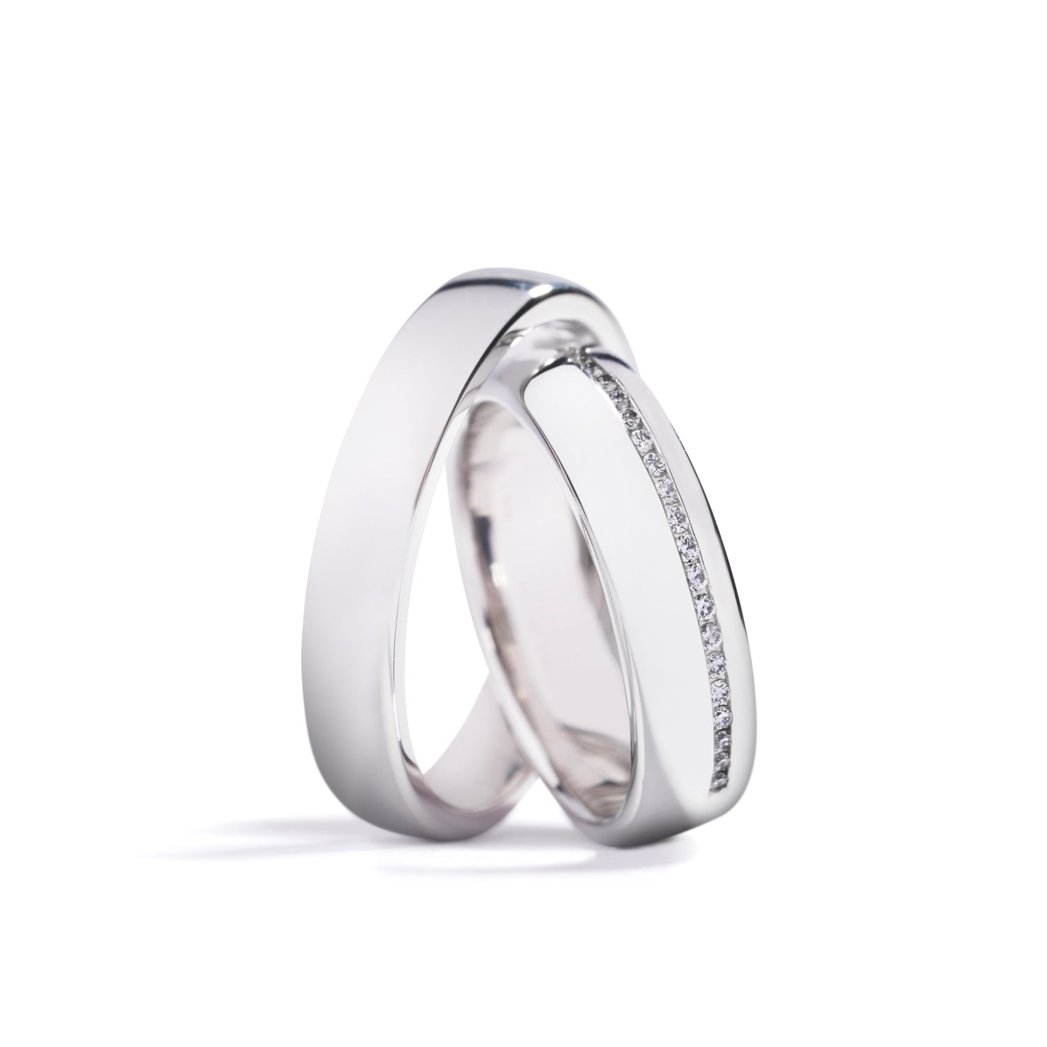 Blankpoleret damering i 18 kt. hvidguld prydet med 26 Top Wesselton/VS brillanter, i alt 0,13 ct. Ringen måler 5 mm. Kr. 23.500,-

Blankpoleret herrering i 18 kt. hvidguld 4mm. Kr. 15.500,-

Pris er for sættet.