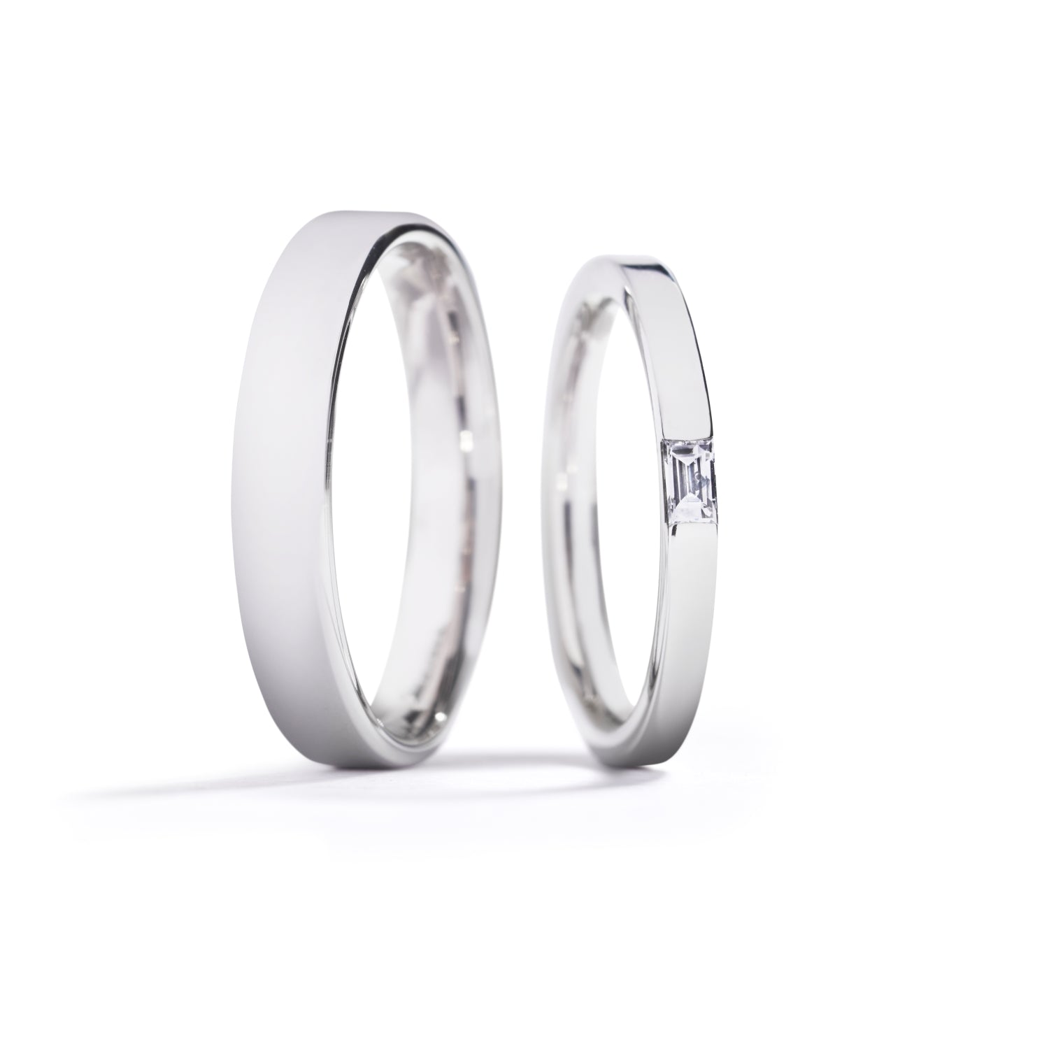 Damering i 18 kt. hvidguld prydet med en 0,11 ct. smaragdsleben Top Wesselton/VS diamant Kr. 15.000,- Herrering i 18 kt. hvidguld 4 mm. Kr. 11.500,- Pris er for sættet.