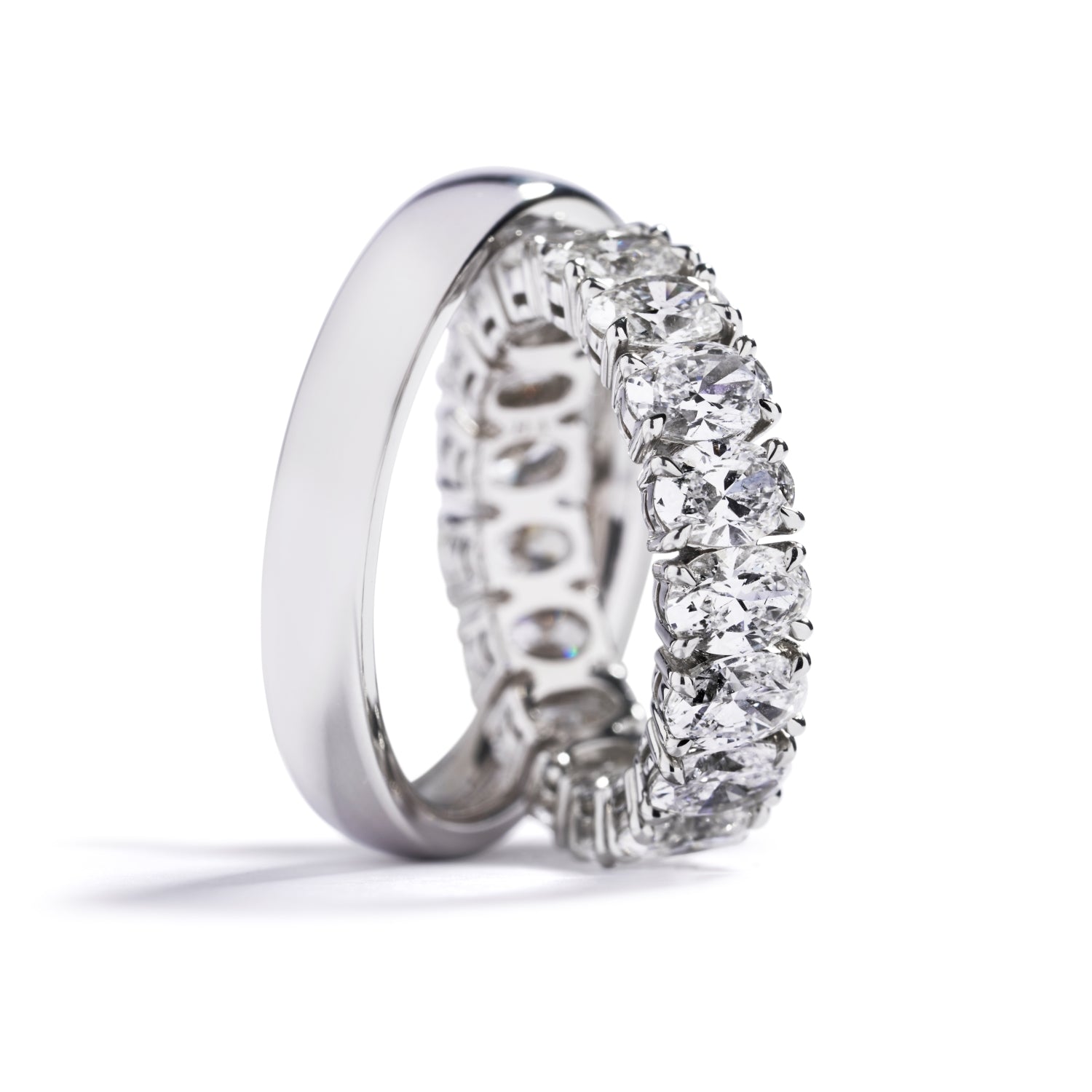 Damering i platin prydet med 17 ovalslebne River-Top Wesselton/VVS-VS diamanter, i alt 5,29 ct. Kr. 198.500,- Herrering i platin 4 mm. Kr. 12.900,- Pris er for sættet.