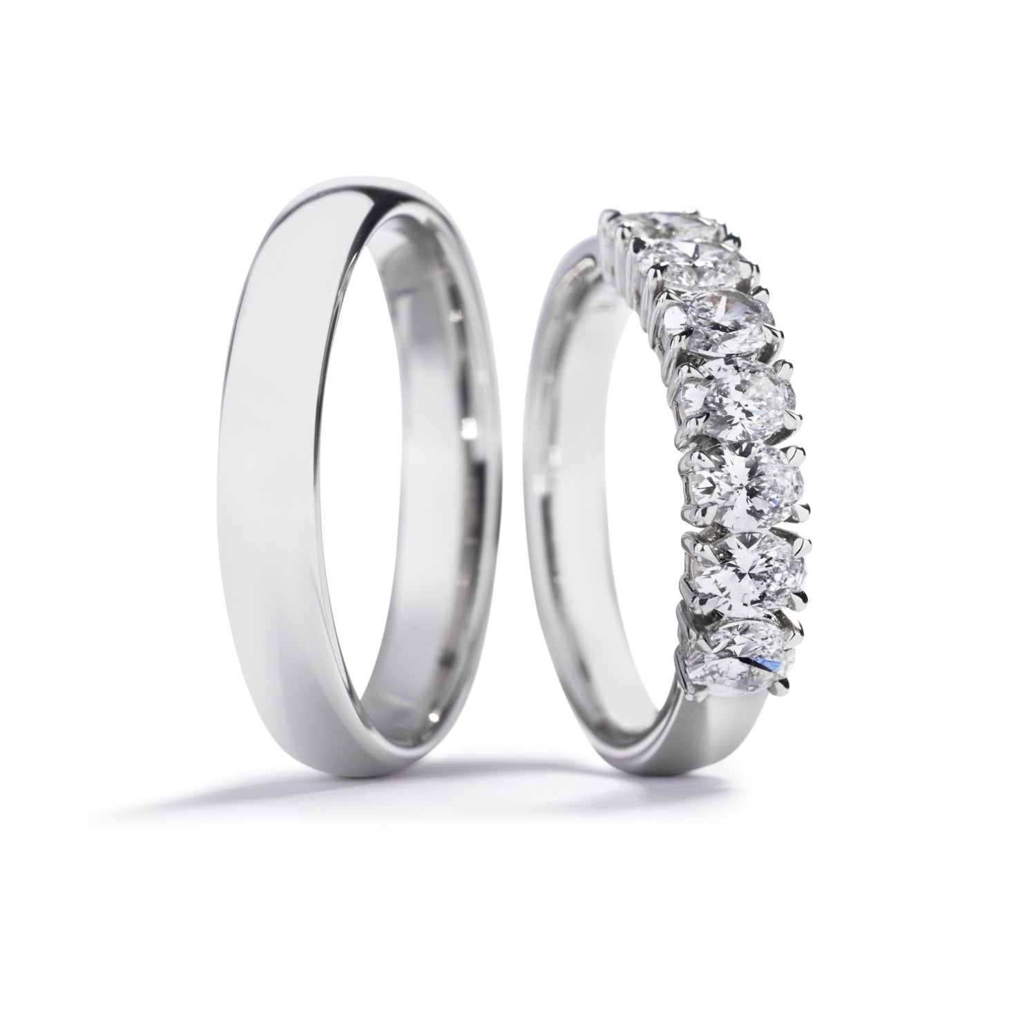 Damering i platin prydet med 17 ovalslebne Top Wesselton(D-F)/VVS diamanter, i alt 1,30 ct. Kr. 42.500,- Herrering i platin 4 mm. Kr. 12.900,- Pris er for sættet.