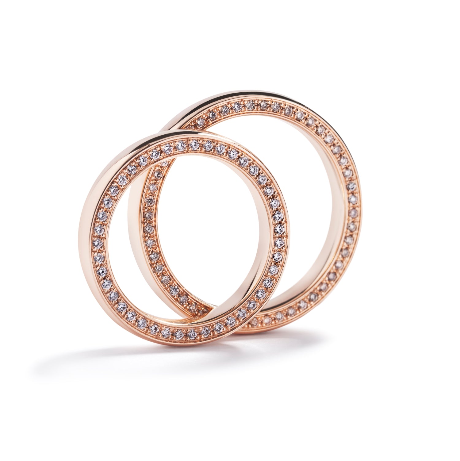 Damering i 18 kt. rosaguld prydet med 43 Top Wesselton/VVS-SI, i alt 0,22 ct. Kr. 30.500,- Herrering i 18 kt. rosaguld prydet med 50 champagnefarvede C5/VS-SI, i alt 0,25 ct. Kr. 28.500,- Pris er for sættet.
