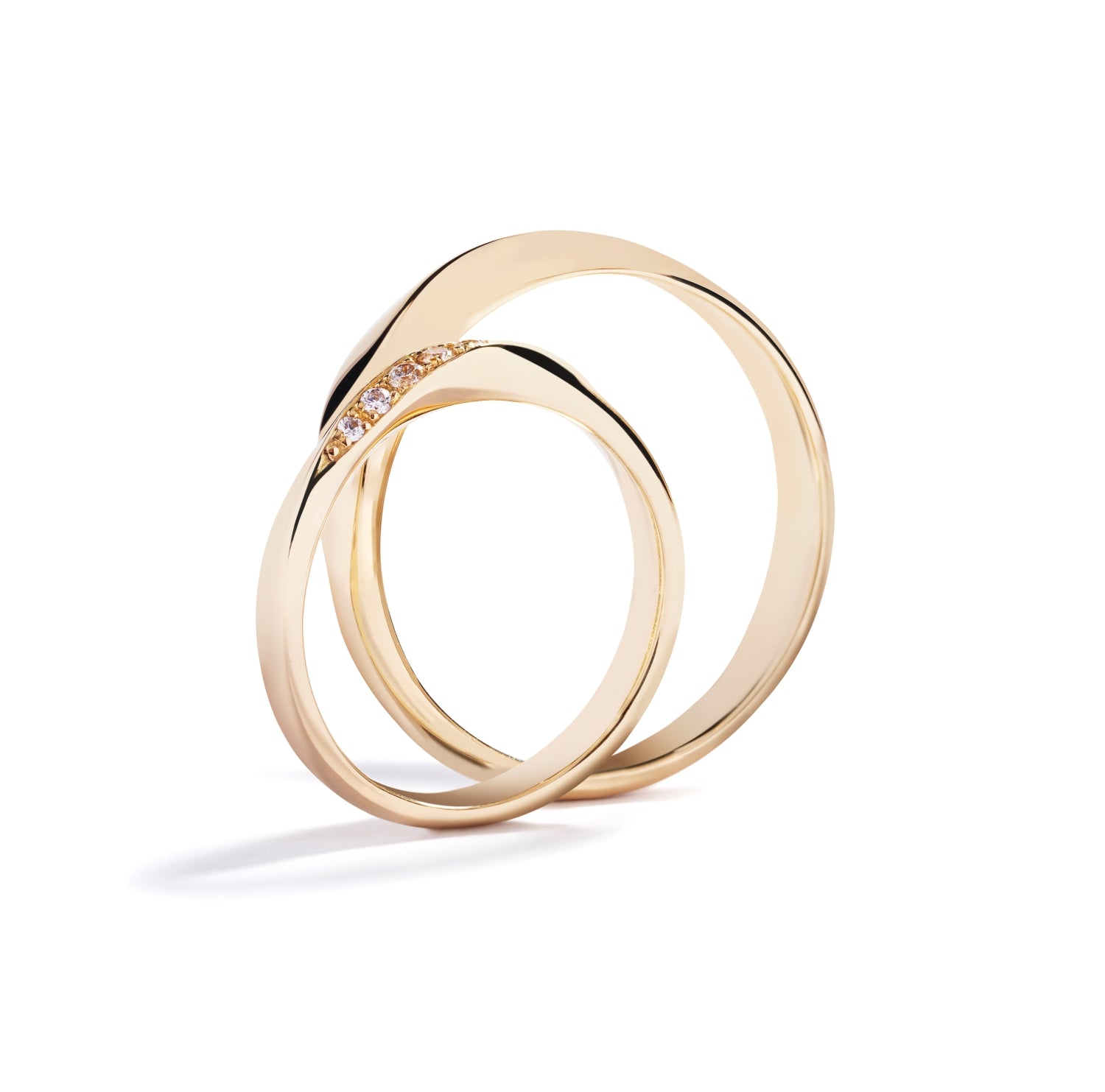 Damering i 18 kt. gulguld prydet med 7 Top Wesselton/VVS-VS brillanter, i alt 0,08 ct. Ringen måler 3 mm. Kr. 13.500,-

Herrering i 18 kt. gulguld 4,5 mm. Kr. 16.500,-

Pris er for sættet.