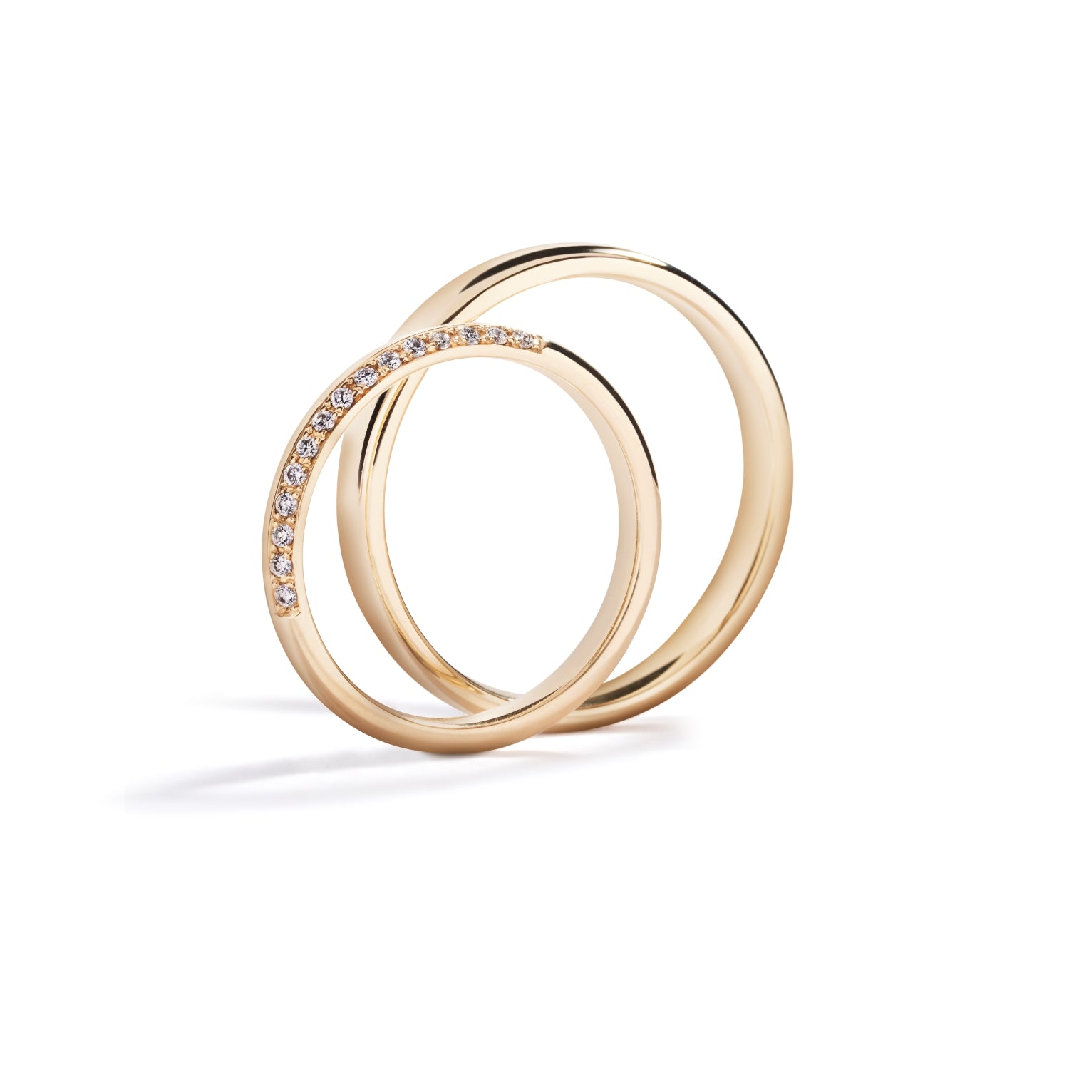 Damering i 18 kt. gulguld prydet med 15 Top Wesselton/VVS-VS brillanter, i alt 0,075 ct. Ringen måler 2,5 mm. Kr. 9.500,- Herrering i 18 kt. gulguld 3,5 mm. Kr. 10.500,-