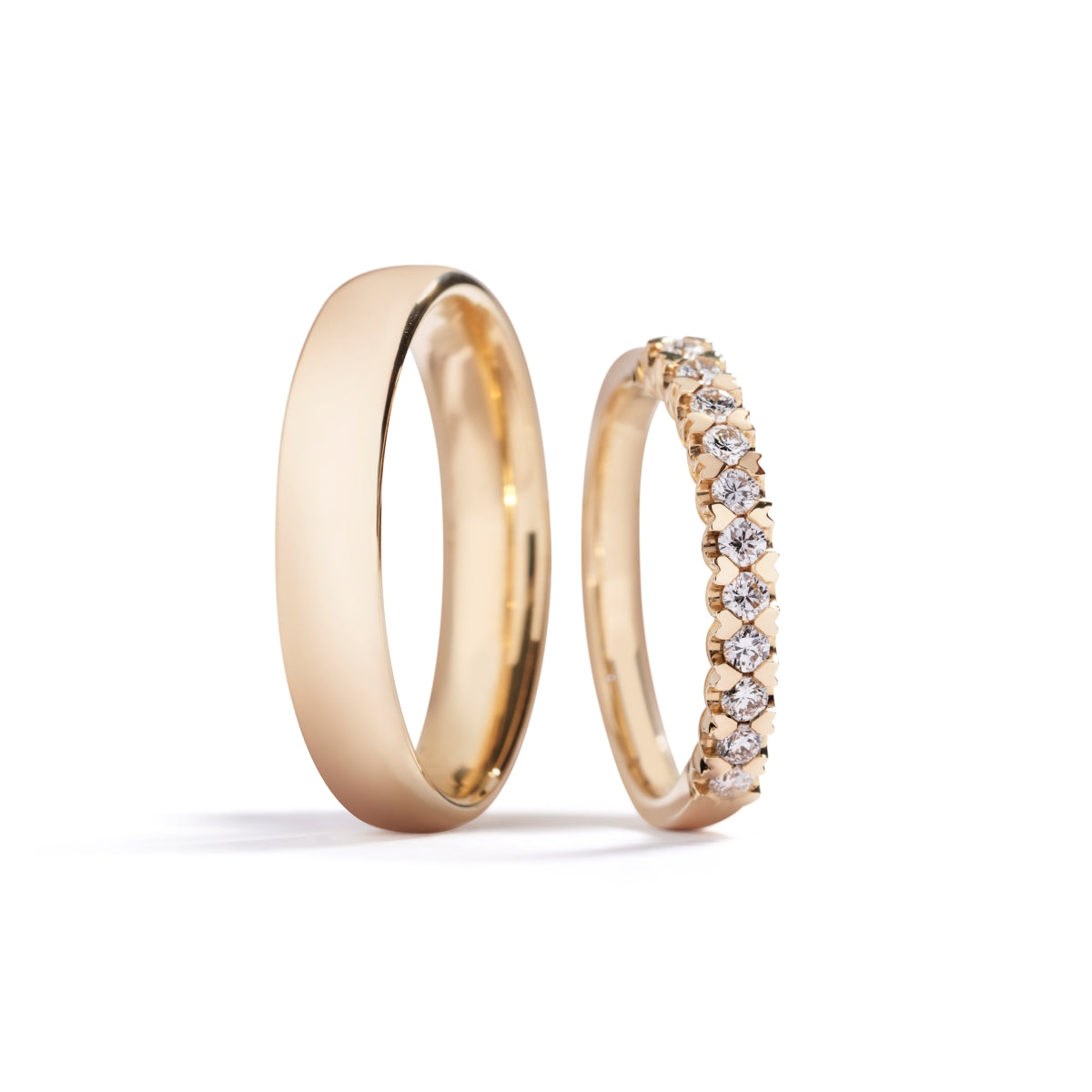Damering i 18 kt. gulguld prydet med 11 Top Wesselton/VVS-VS brillanter, i alt 0,33 ct. Kr. 9.900,- Herrering i 18 kt. gulguld 4,5 mm. Kr. 12.500,- Pris er for sættet.