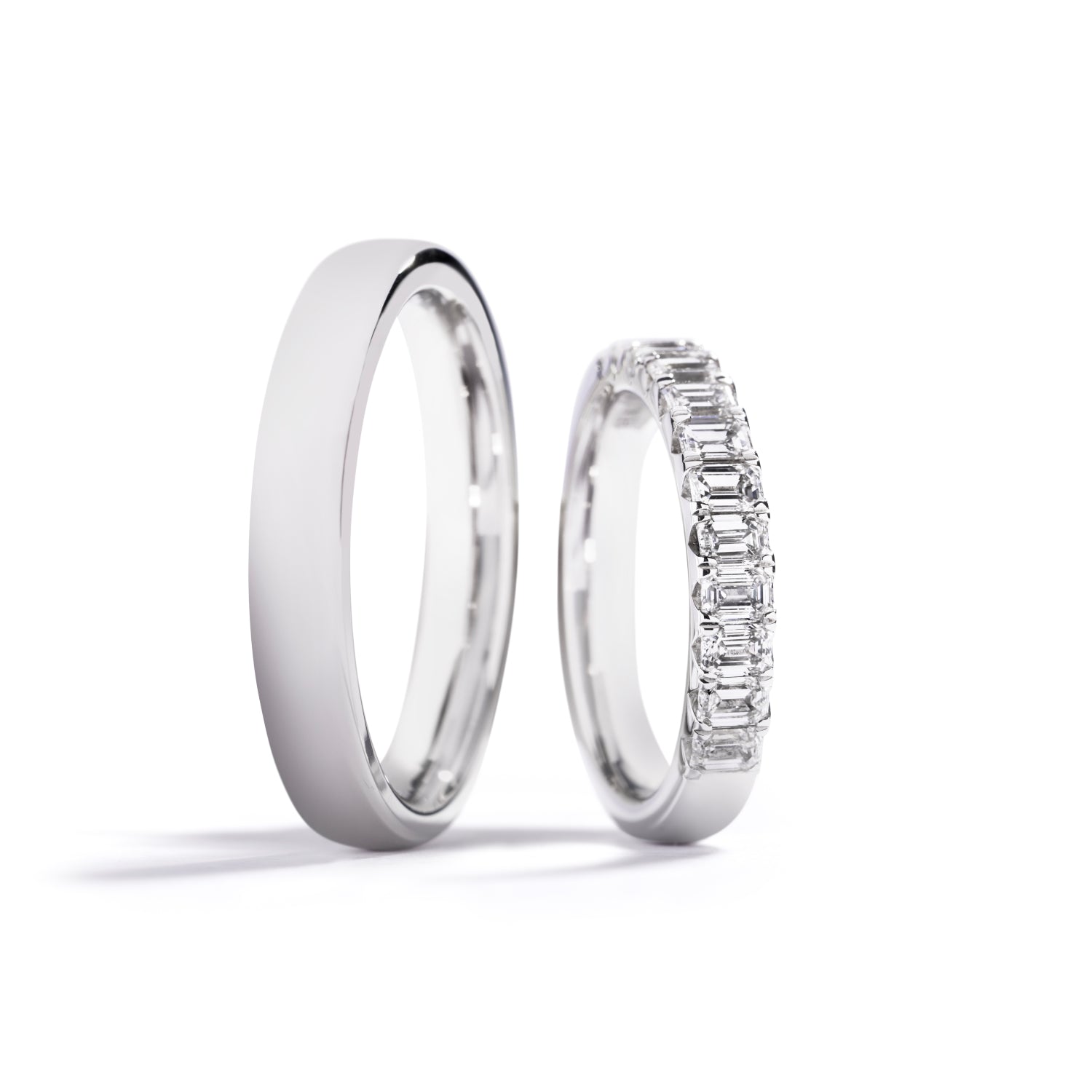 Damering i 18 kt. hvidguld prydet med 12 smaragdslebne Top Wesselton/VVS-VS diamanter, i alt 1,05 ct. Kr. 32.500,- Herrering i 18 kt. hvidguld 4 mm. Kr. 16.500,- Pris er for sættet.