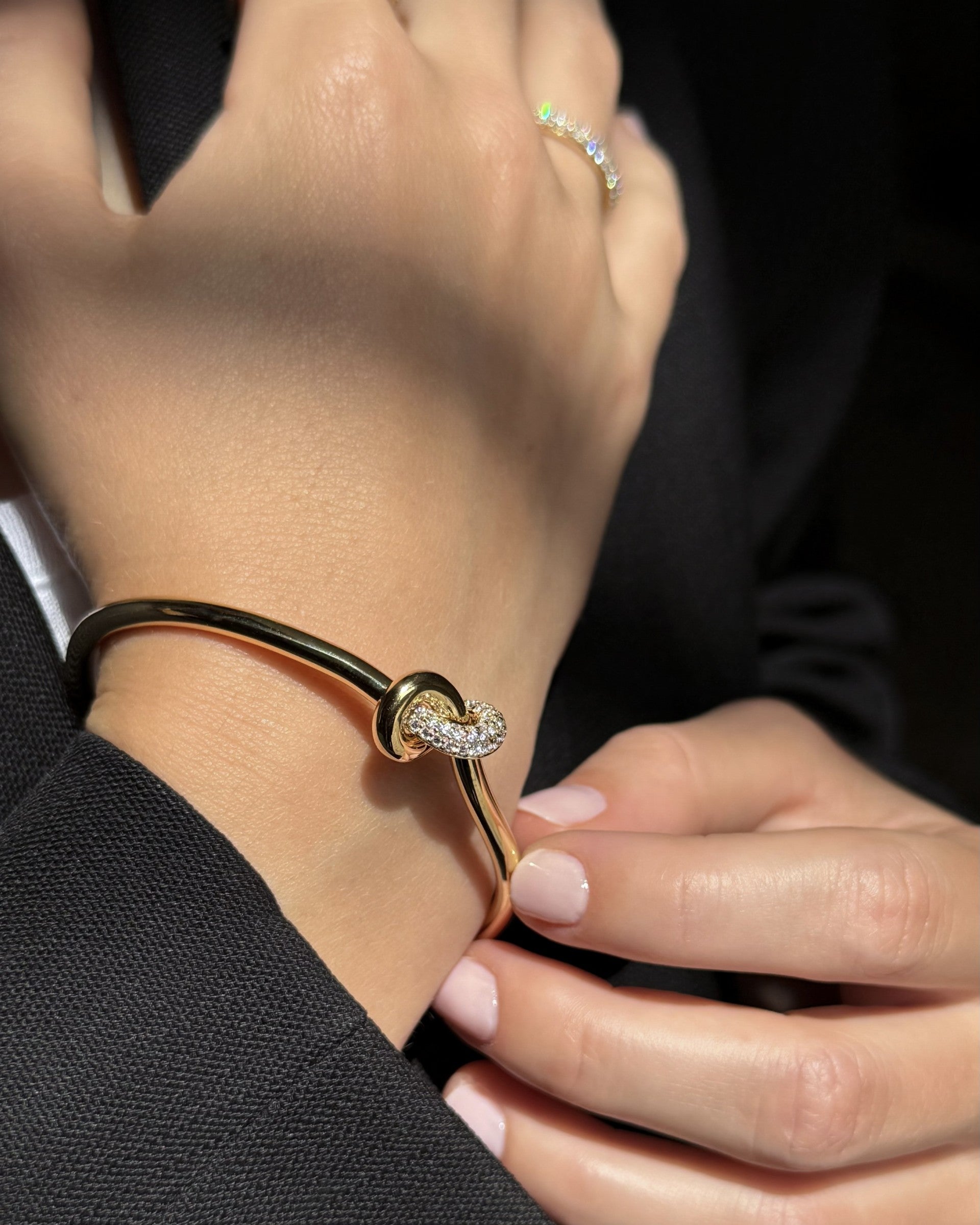 Armring i 18 kt. gulguld med brillanter
