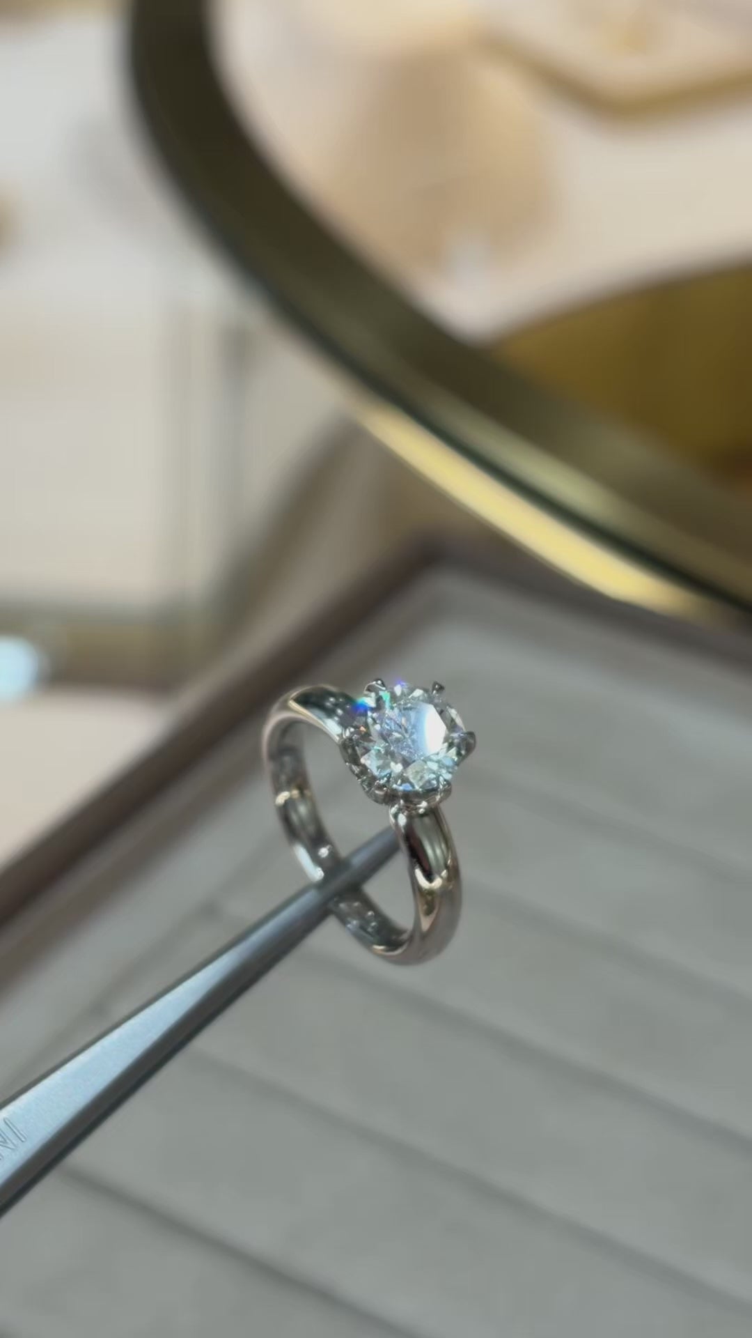Copenhagen Star solitairering med 1,84 ct. brillant og pavé brillanter