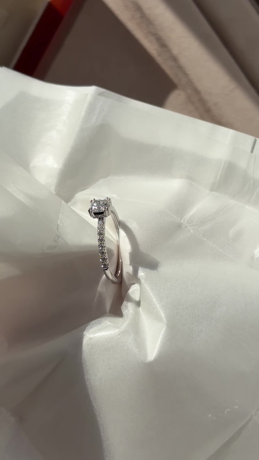 Fancy Love solitairering med 0,50 ct. cushion-cut diamant