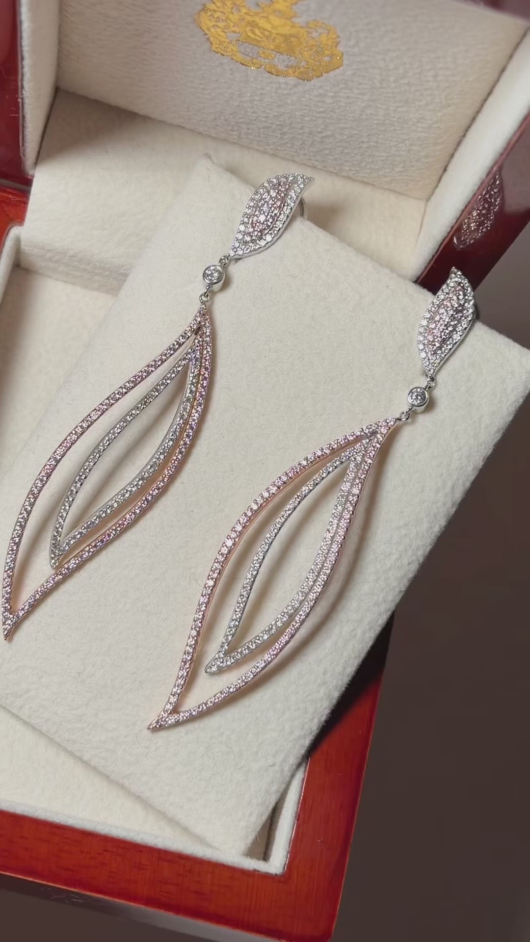 Chandeliers med i alt 2,16 ct. Argyle Pink brillanter