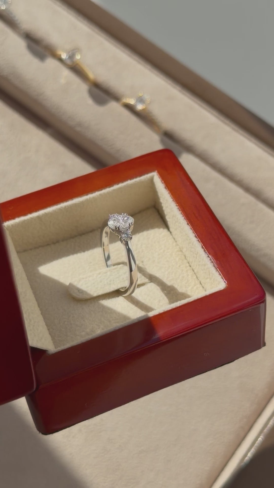 Fancy Love 3-stensring med 0,50 ct. oval diamant
