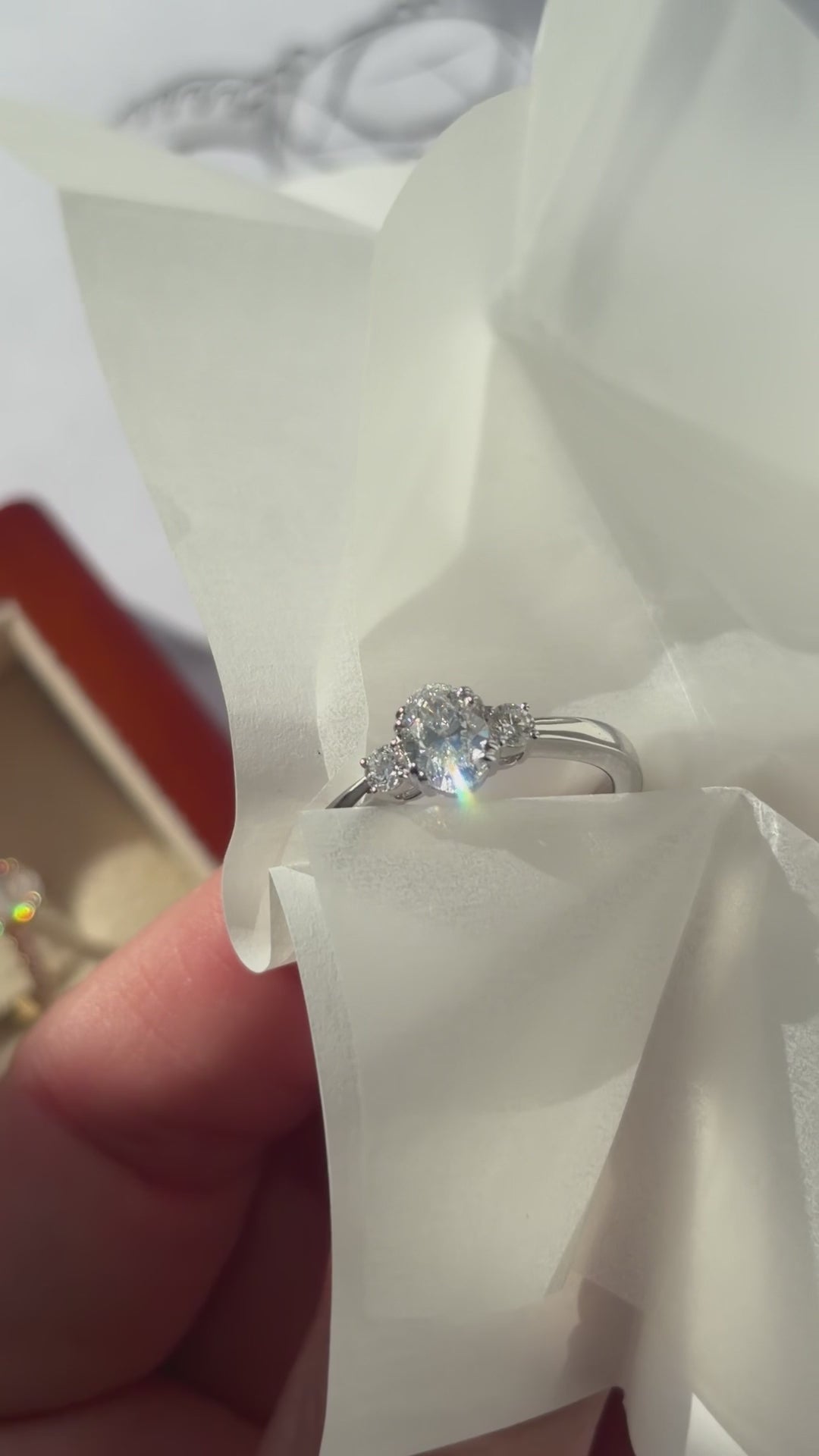 Fancy Love 3-stensring med 0,50 ct. oval diamant