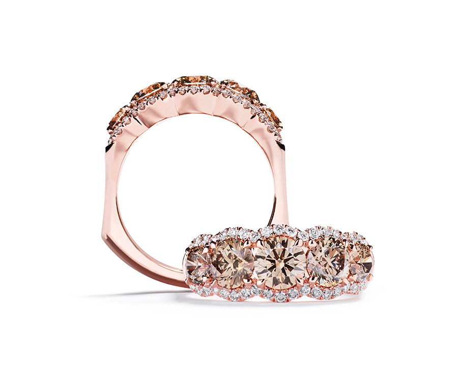 5-stensring i 18 karat rosaguld med champagnefarvede diamanter og hvide brillanter