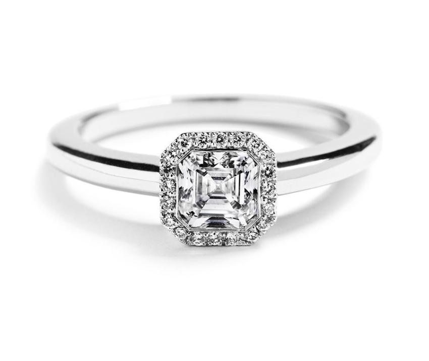 Rosétring med 0,73 ct. smaragdsleben diamant i midten omkranset af brillanter