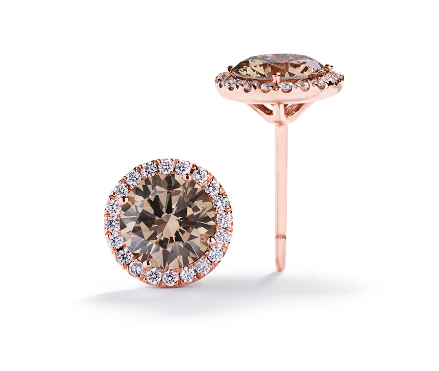 Ørestikker i 18 karat rosaguld med champagnefarvet diamant omkranset af hvide brillanter