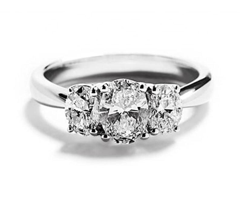 Trestensring i 18 karat hvidguld med ovale diamanter