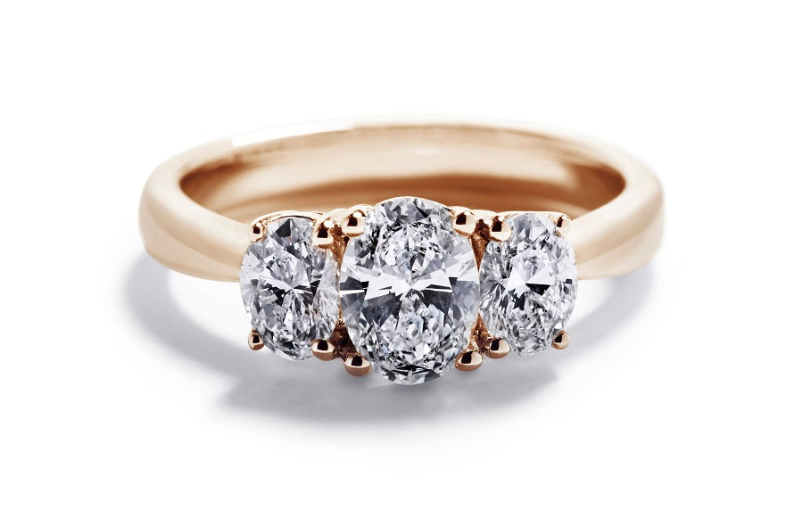 Oval 3-stens diamantring i 18 kt. gulguld prydet med oval 0,50 ct. Top Wesselton(G)VS1 diamant flankeret af 2 ovale Top Wesselton/VVS-VS diamanter, i alt 0,30 ct.