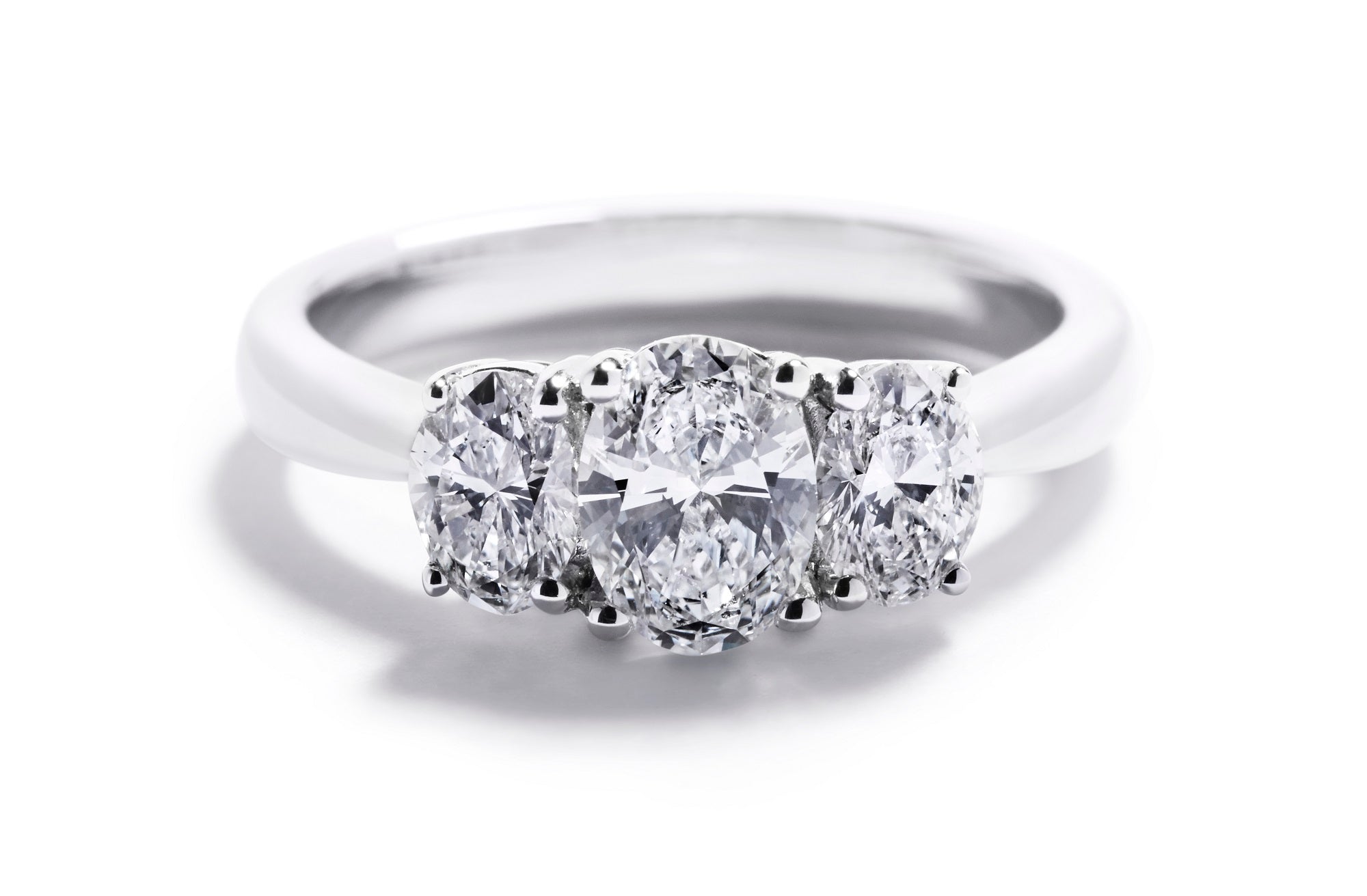 3-stens diamantring i hvidguld med 0,50 ct. oval diamant