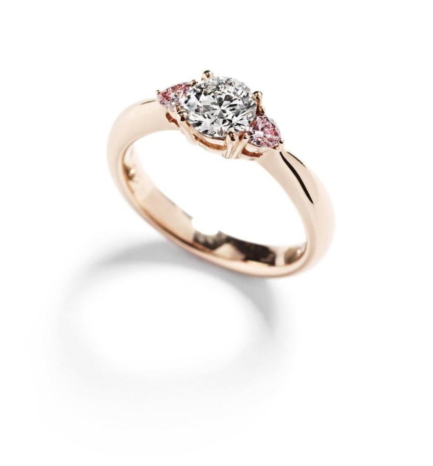Copenhagen Heart 3-stensring i 18 kt. rosaguld prydet med en 0,74 ct. Top Wesselton(G)/VS1 brillant, flankeret af 2 Fancy Intense Pink/VVS-SI hjerteslebne diamanter, i alt 0,18 ct. 