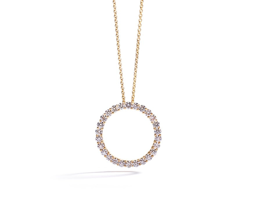Cirkelvedhæng i 18 kt. gulguld prydet med 26 brillanter  Top Wesselton/VVS-VS, i alt 2,62 ct.