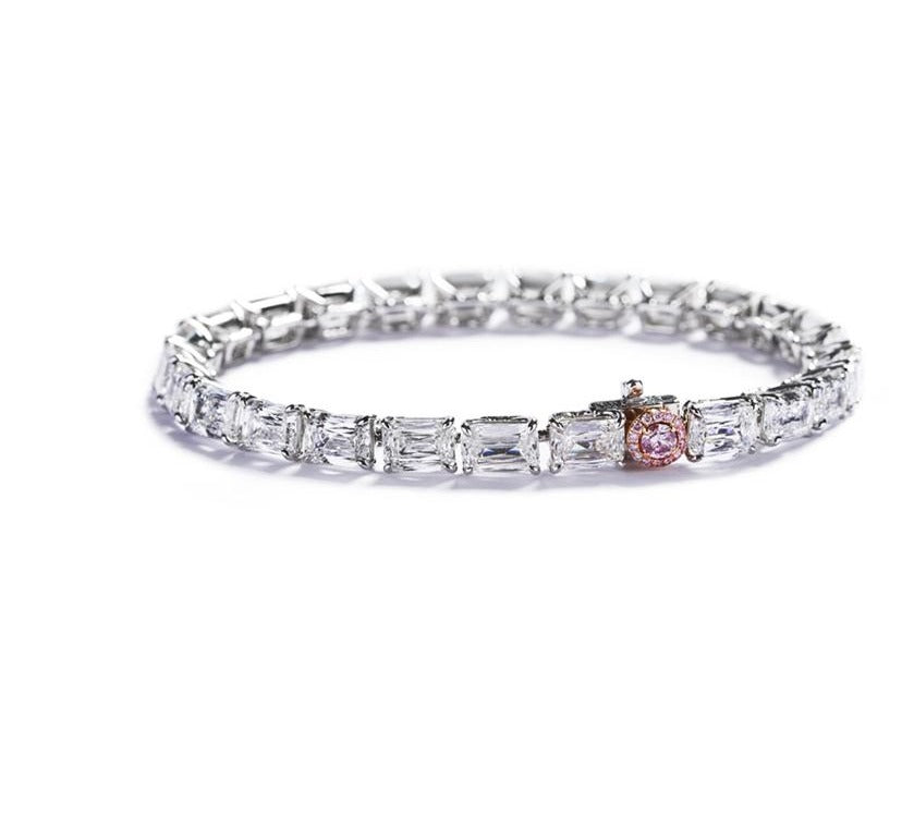 Diamant armbånd i platin fra Hartmann's prydet med 25 criss-cut diamanter, i alt 25,87 ct. samt 15 Natural Fancy Intense Pink/VS brillanter, i alt 0,22 ct.