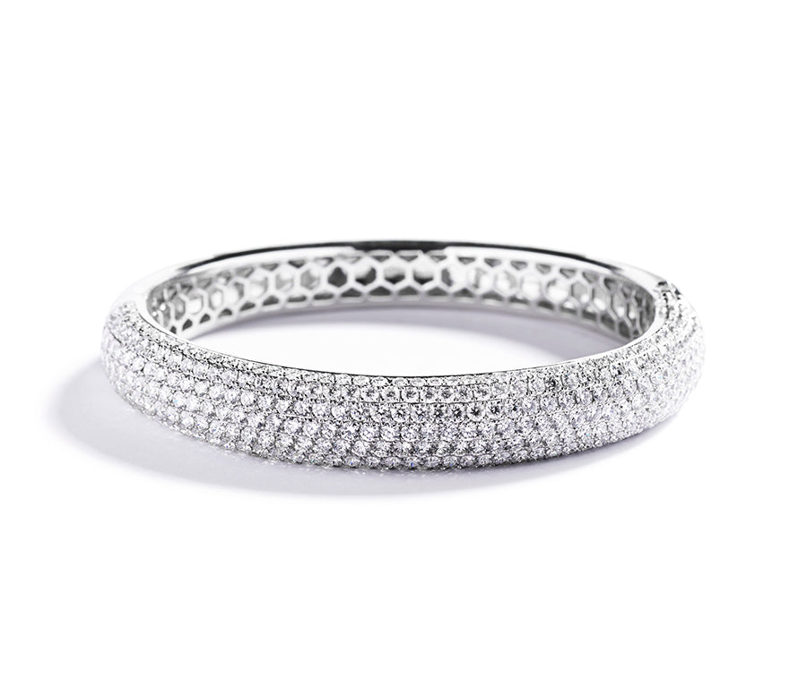 Armring i 18 kt. hvidguld prydet med 319 brillanter, i alt 9,64 ct.