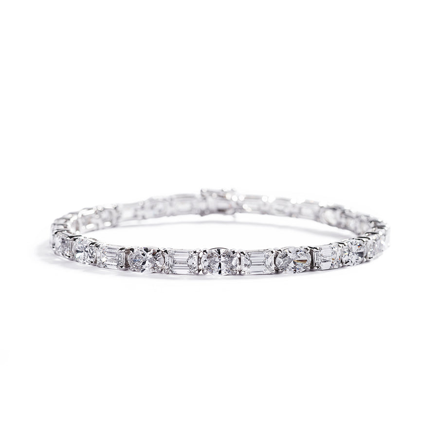 Diamantarmbånd i 18 kt. hvidguld prydet med 19 ovalslebne diamanter, i alt 4,66 ct. Top Wesselton/VVS-VS samt 19 smaragdslebne diamanter, i alt 4,58 ct. Top Wesselton/VVS-VS.