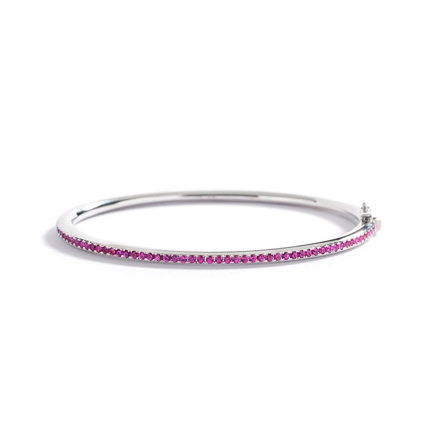 Armring i 18 kt. hvidguld prydet med 52  Grønlandske Rubiner, i alt 0,90 ct..    Fås også i 18 kt. rosaguld.