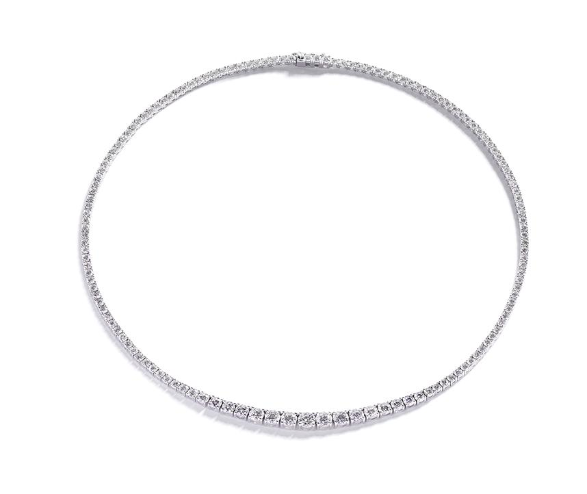 Diamant collier i 18 kt. hvidguld prydet med 140 brillanter i forløb, i alt 12,13 ct. 