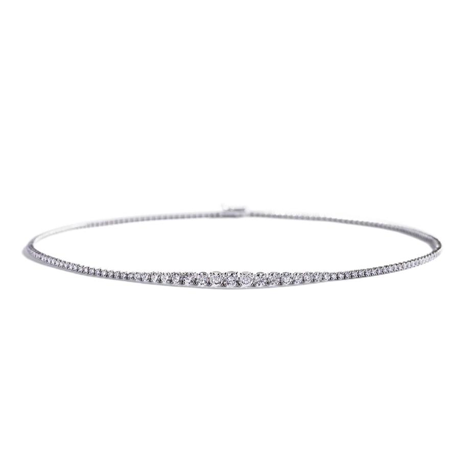 Diamantcollier i 18 kt. hvidguld prydet med brillanter, i alt 7,06 ct. Top Wesselton/VVS-VS.      
