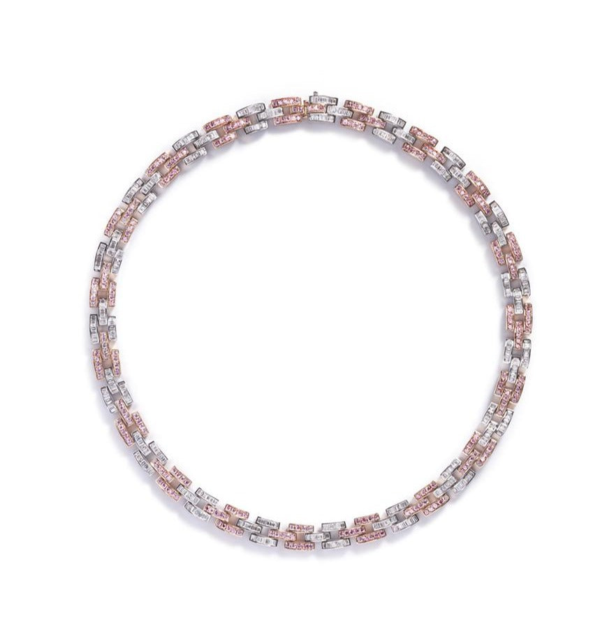 Diamant collier i 18 kt. hvidguld samt 18 kt. rosaguld prydet med 266 Natural Fancy Intense Pink/SI-P1, i alt 6,17 ct. samt 380 Top Wesselton/VVS-VS brillanter, i alt 6,64 ct.