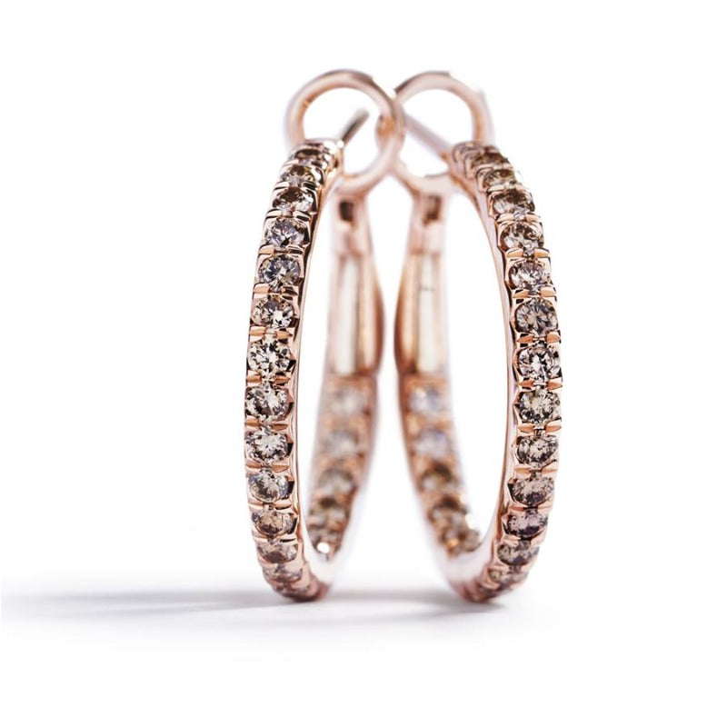 Creoler i 18 kt. rosaguld prydet med 44 champagnefarvede  C5/VS-SI brillanter, i alt 0,92 ct.