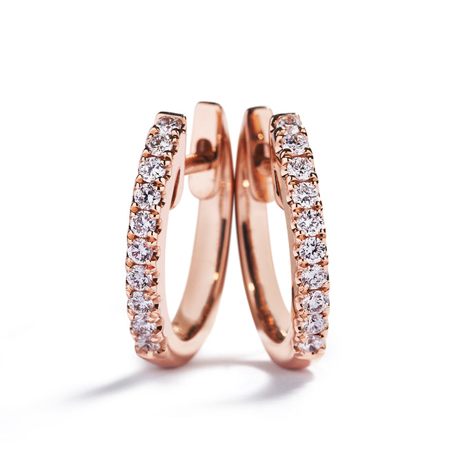 Diamant creoler i 18 kt. rosaguld prydet med 20 brillanter,  i alt 0,20 ct. Top Wesselton/VVS-VS.                                                                                                                                     Diameter: 11 mm  