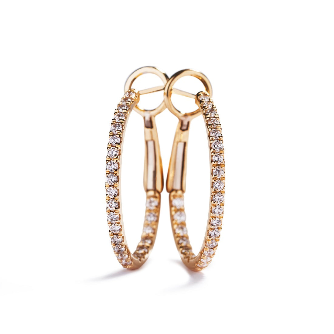 Diamant creoler i 18 kt. gulguld prydet med 48 brillanter Top Wesselton/VVS-VS, i alt 0,36 ct. (lille model).                                                 Diameter: 14 mm Højde: 18 mm                                                     Fås også i 18 kt. hvidguld og 18 kt. rosaguld. 